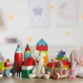 Prezenty, które łagodzą stres: jak wybrać wartościowe zabawki polskich marek, zamiast kupować „modne hity”