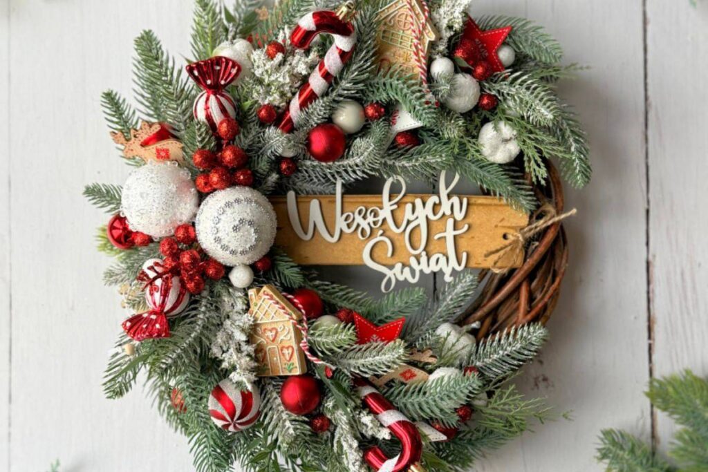 Przegląd zimowych wianków – od sielskiej tradycji po nowoczesny glamour