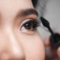 Dla kogo najlepszym wyborem jest tusz do rzęs wydłużający? Sprawdź, kiedy sięgać po ten kosmetyk